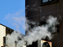 屋根の上から水蒸気の雲が