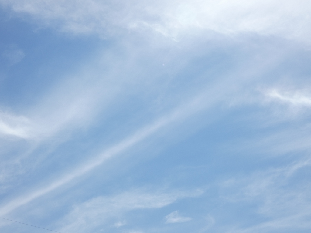 薄めのジェット雲