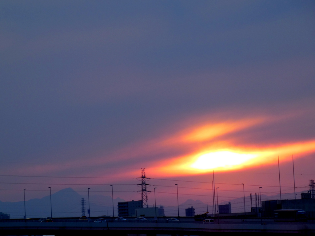 左隅、武甲山夕日が双子山右辺りに落ちそうだが