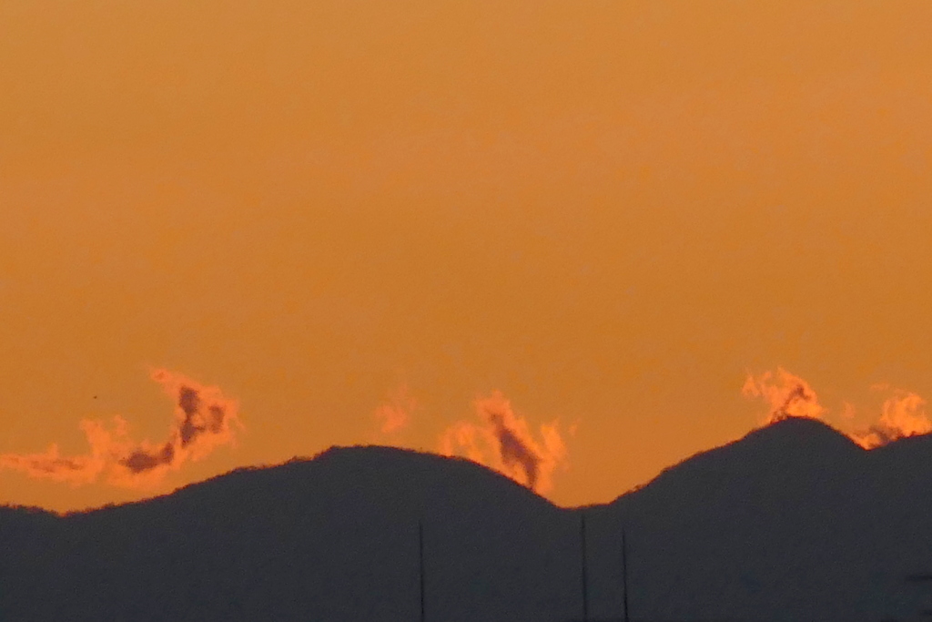 富士山左の丹沢山の夕焼け