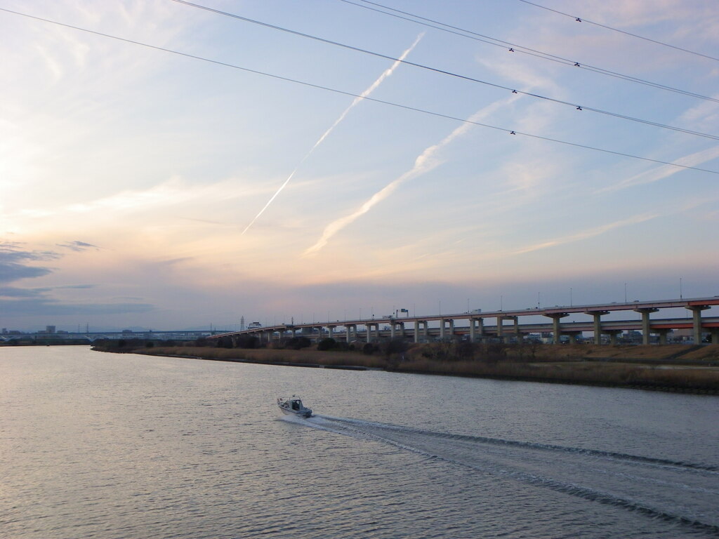 薄紫の河と空の中上流へ