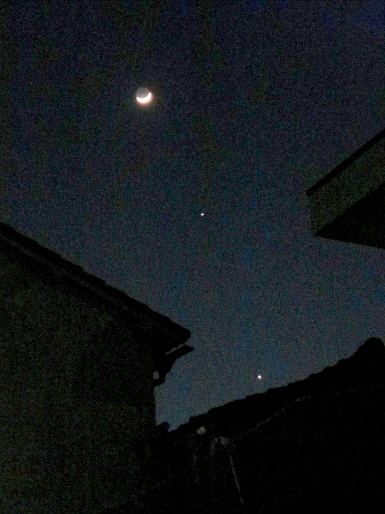 千住の路地の夜空の月星