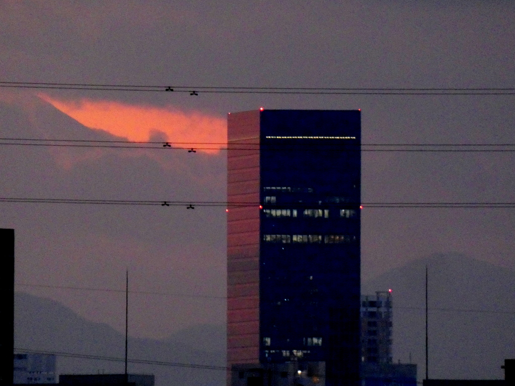 西新井橋から雲被る富士山の右裾の夕焼け