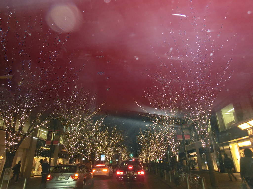 なぜか上が赤くなってしまった丸の内ルミナリエ