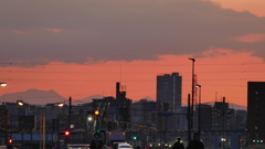 荒川土手から西の左三つ峠山黒岳鶴鳥屋山右東岳の夕焼け遠望