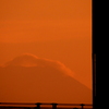 隅田川対岸の雲被る富士山の夕方のシルエット