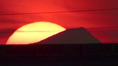 '22.08.09.18:36武甲山裾野に落日