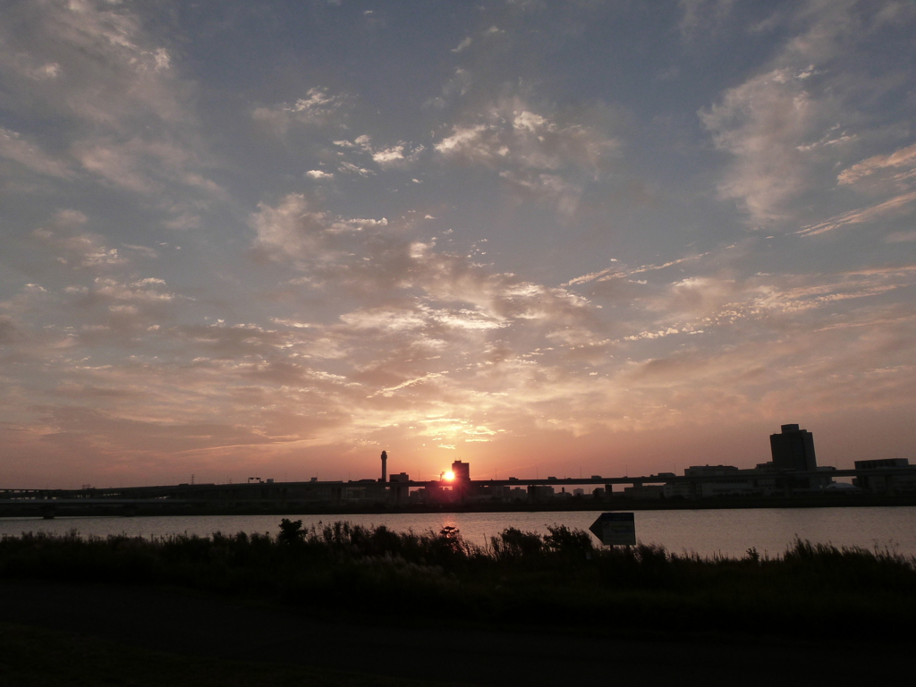 川向うに落ちる夕日