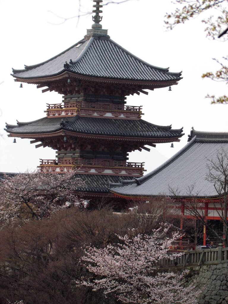 京都春の夕日の五重塔、ほんとは三重塔