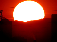 '22.12.16.の丹沢山系に落ちる大きな夕日