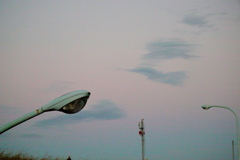 土手の街路灯の東雲