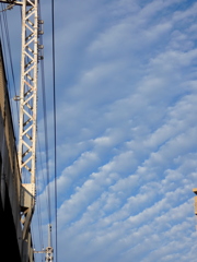 京成線の高架サイドの筋雲