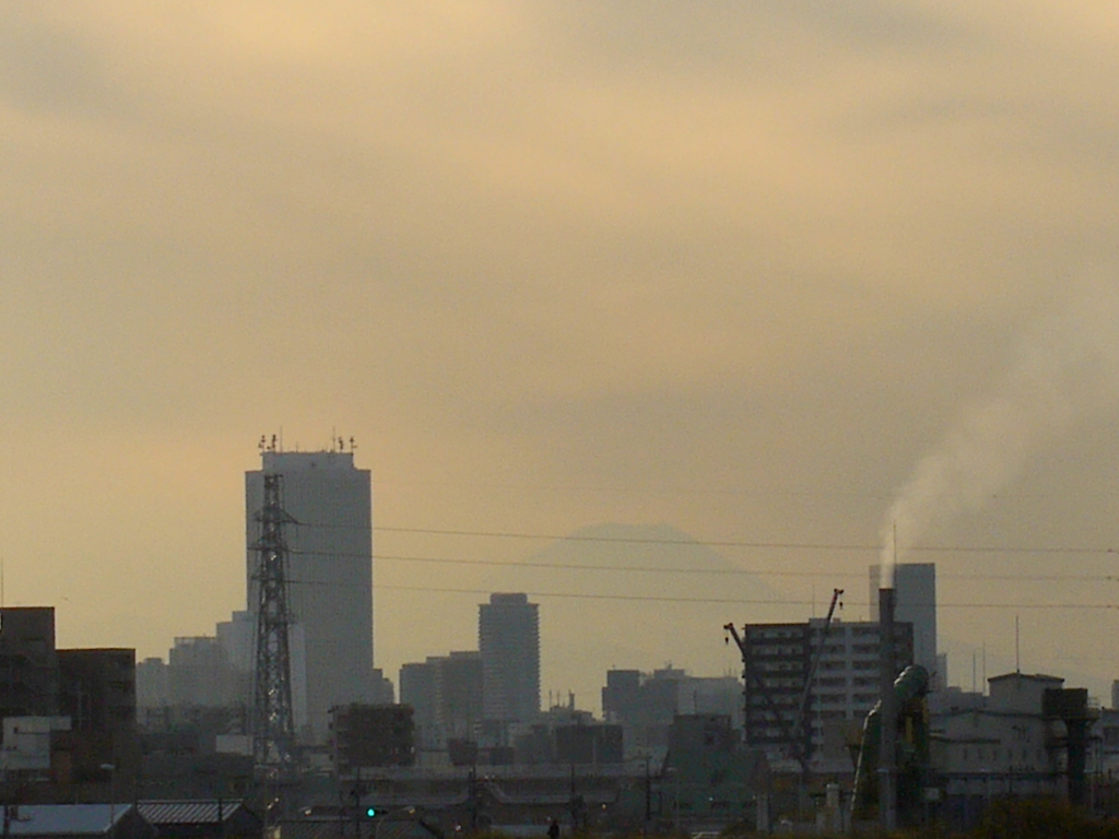 西新井橋からタワービルと煙突の煙と高圧電線3本の後ろの黄色い富士山