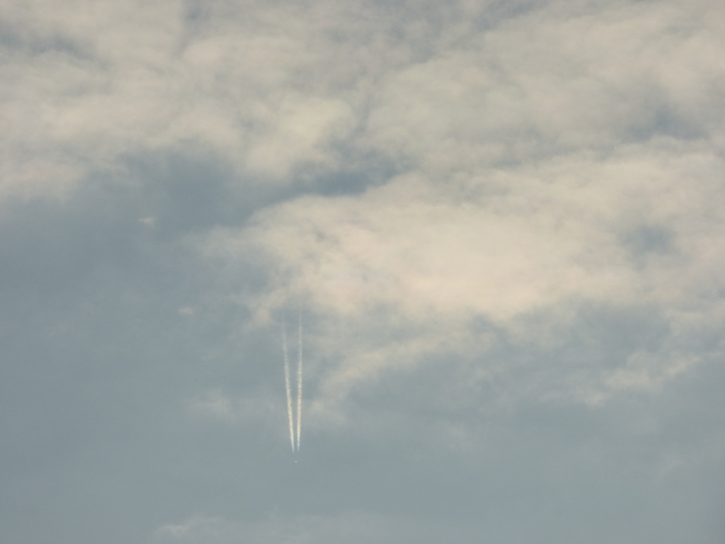 小さな飛行機雲かなりの高度