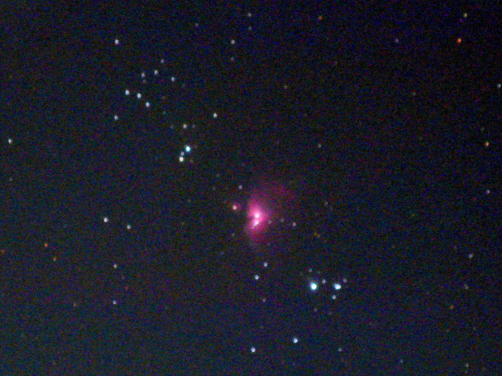 少し良くなったので、もう少しズームした都内のM42星雲