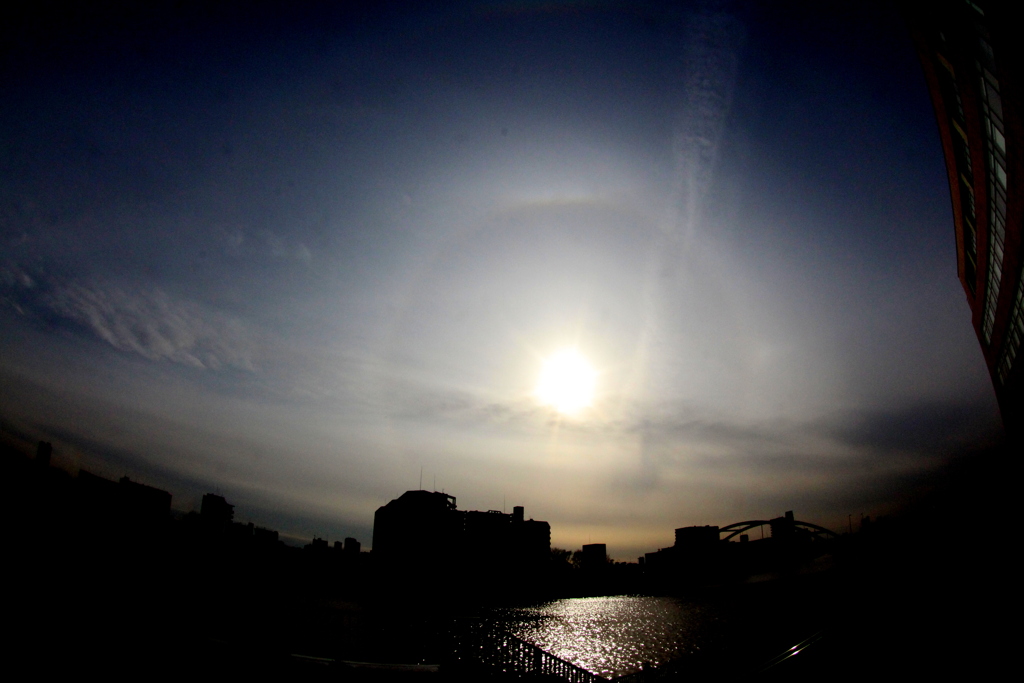 隅田川桜木ワンドの夕日アークと拡散した飛行機雲