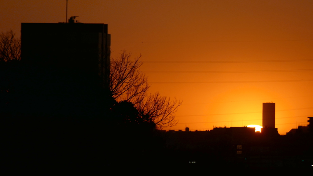 遠くのタワーマンションに