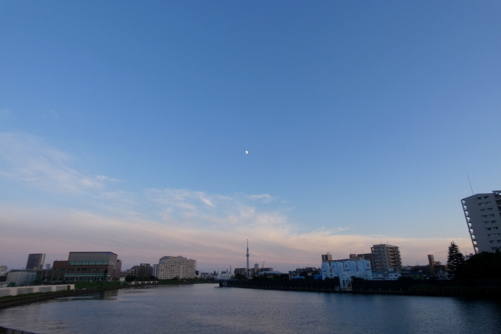 広角20ミリの隅田川
