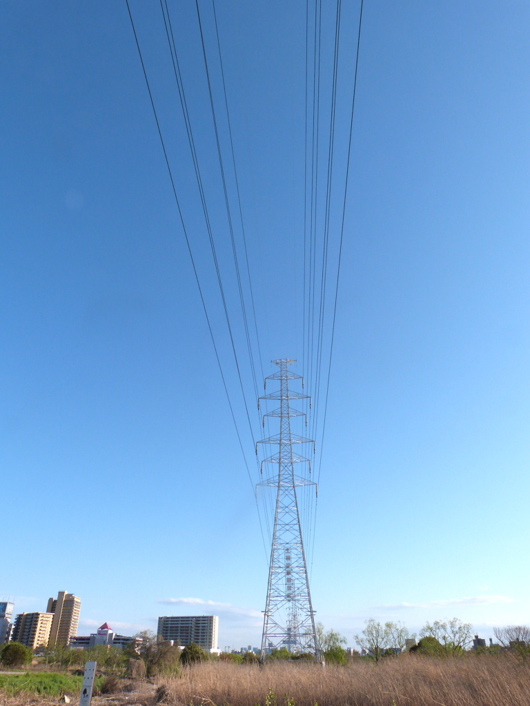 重なった鉄塔