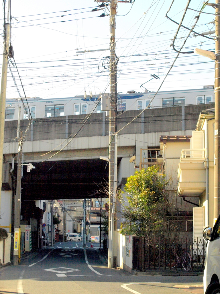 千住旧水戸街道の上の東武伊勢崎線