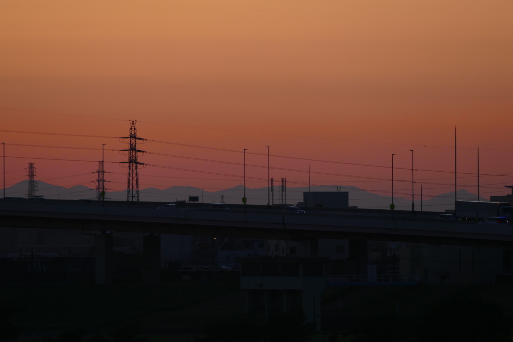 左丸山から右傘山の夕暮れ