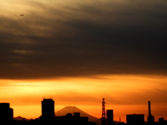 厚雲の下の夕焼け