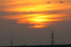 夕日を覆う黒雲の壁