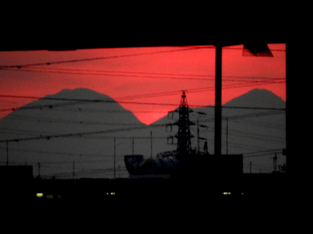荒川土手から高速道路下のサンセット直後の東御荷鉾山の夕焼け