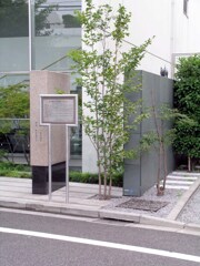 文京区千駄木に吾輩は猫(塀の上の銅像)であるをかいた夏目漱石旧住居跡がある