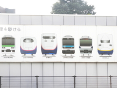 日暮里駅の高台の電車の種類の図看板