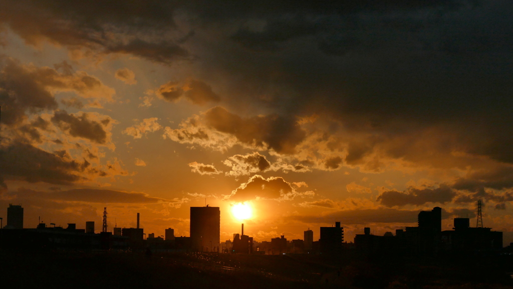 雲の多い夕日