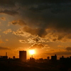 雲の多い夕日