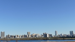 荒川土手から千住市街左都民タワー右芸術センタービル