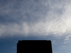 千住のビルの上のパイプ状の雲