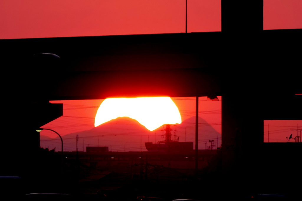 東西御荷鉾山の夕日