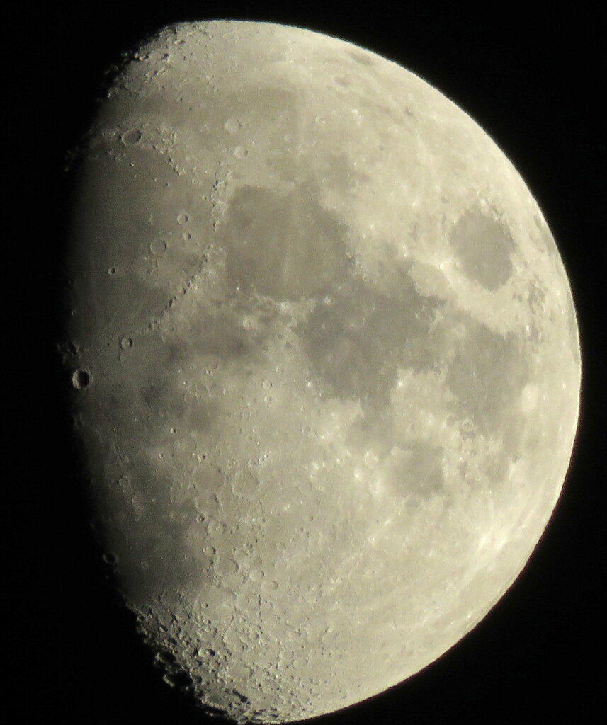 '22.11.03.の月齢8.7の月