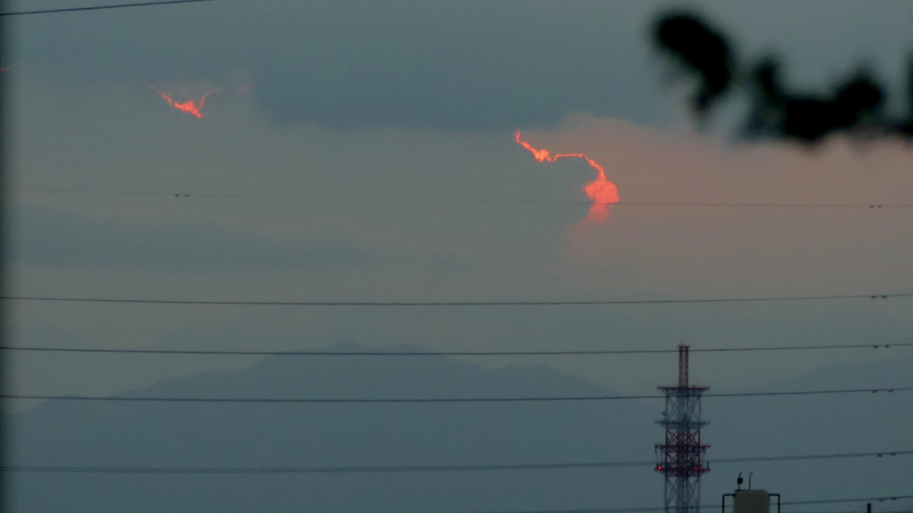 電線の後ろの白岩山のシルエット
