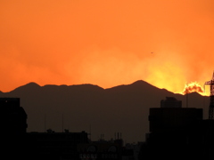 荒川の土手上から丹沢山系蛭が岳の夕景