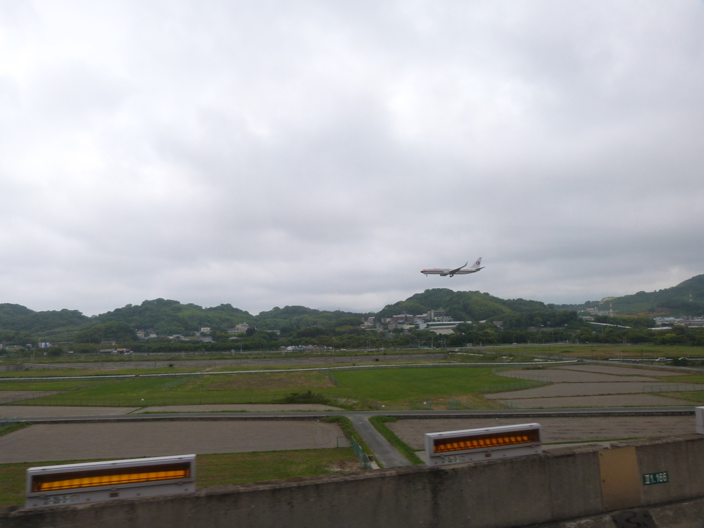 福岡空港の滑走路を後に