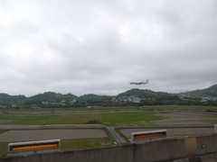 福岡空港の滑走路を後に
