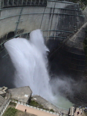 黒部ダムの放水