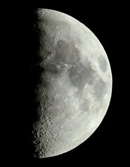 '23.7.26.19:29.の4K連写の複数枚で画像処理した上弦の月