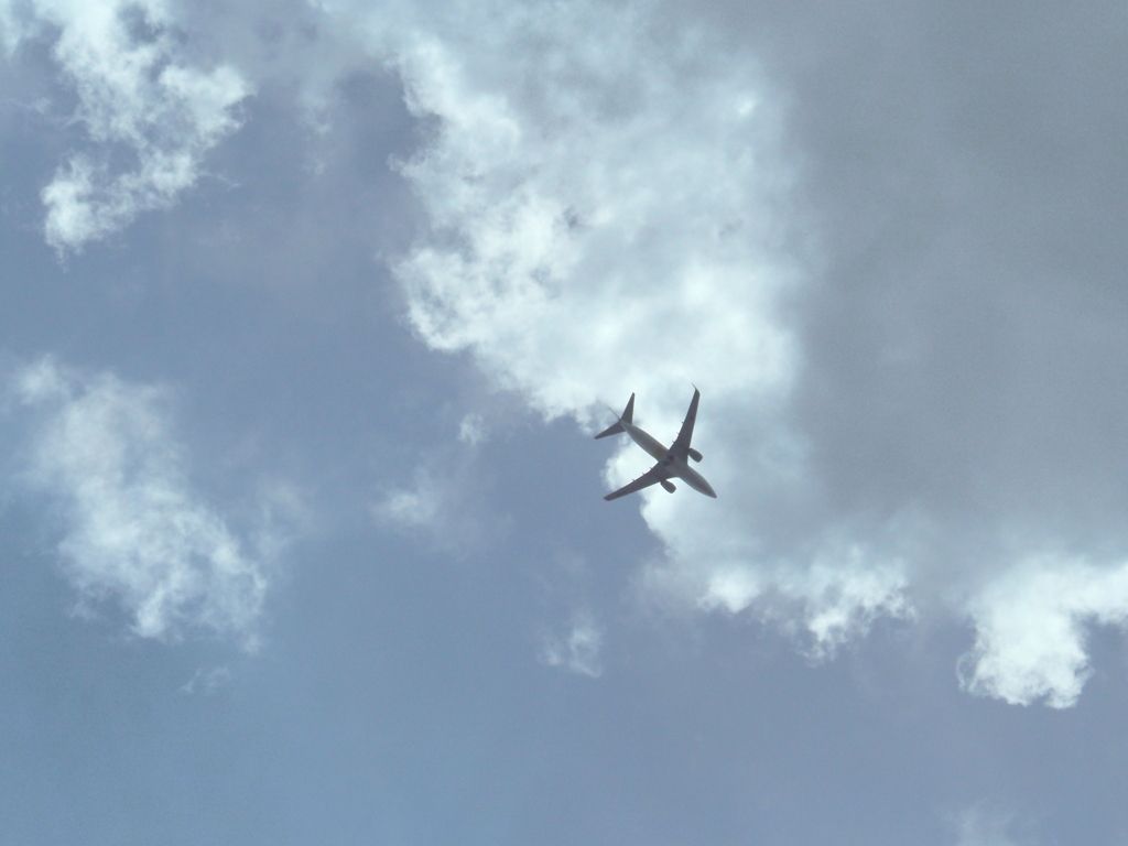 雲の下の飛行機