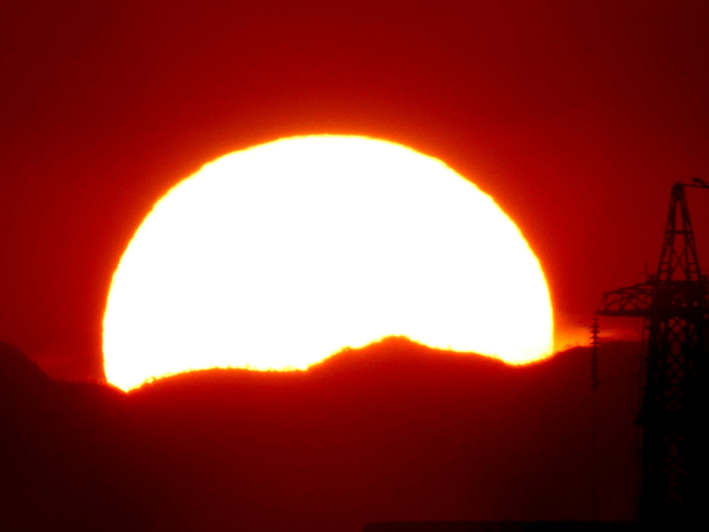 '21.12.15.の丹沢山系に沈む大きな夕日