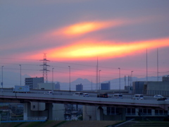 高速道路の二子山上の三筋の夕焼け雲
