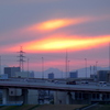 高速道路の二子山上の三筋の夕焼け雲