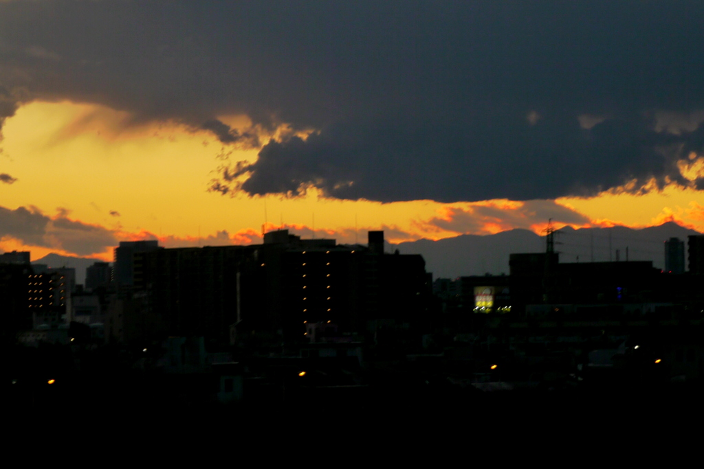 上空の巨大黒雲被る落日した後の左大山～右蛭ヶ岳の夕焼け