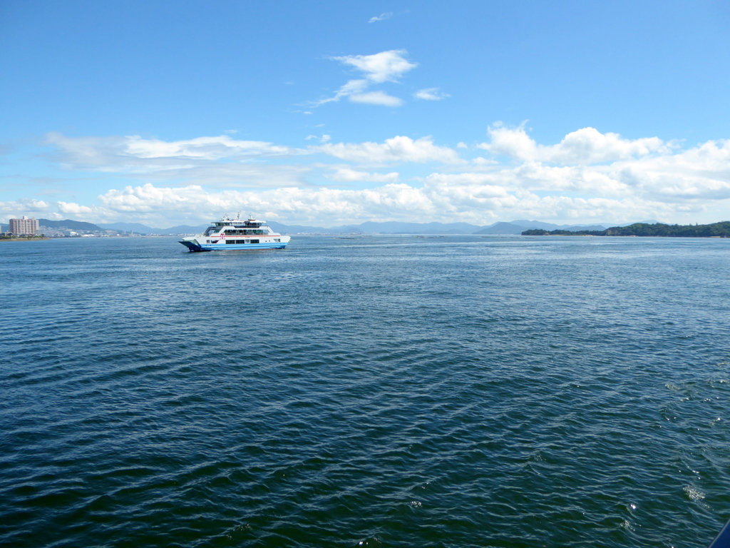 宮島の海に浮かぶ遊覧船