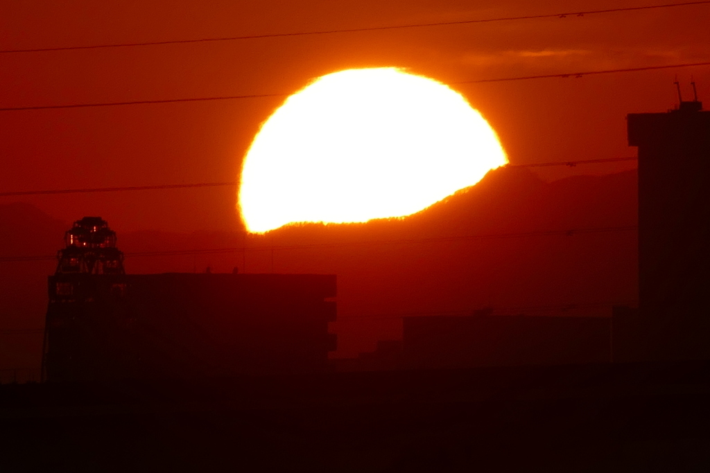 荒川遊園後ろの鶏冠山左の夕日