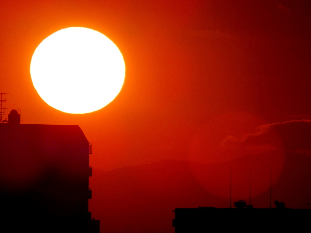 ’22新年の荒川土手からビルの上の大きな夕日